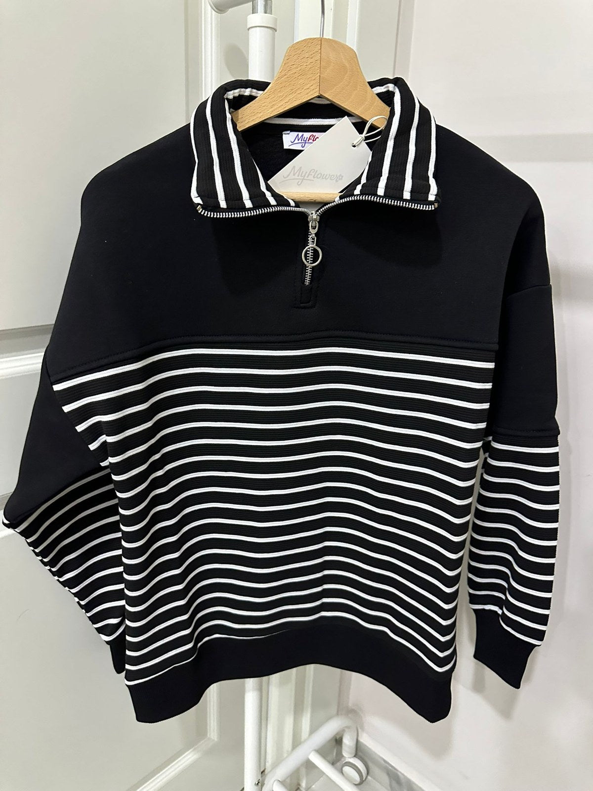Siyah Çizgili Yarım Fermuarlı Sweatshirt
