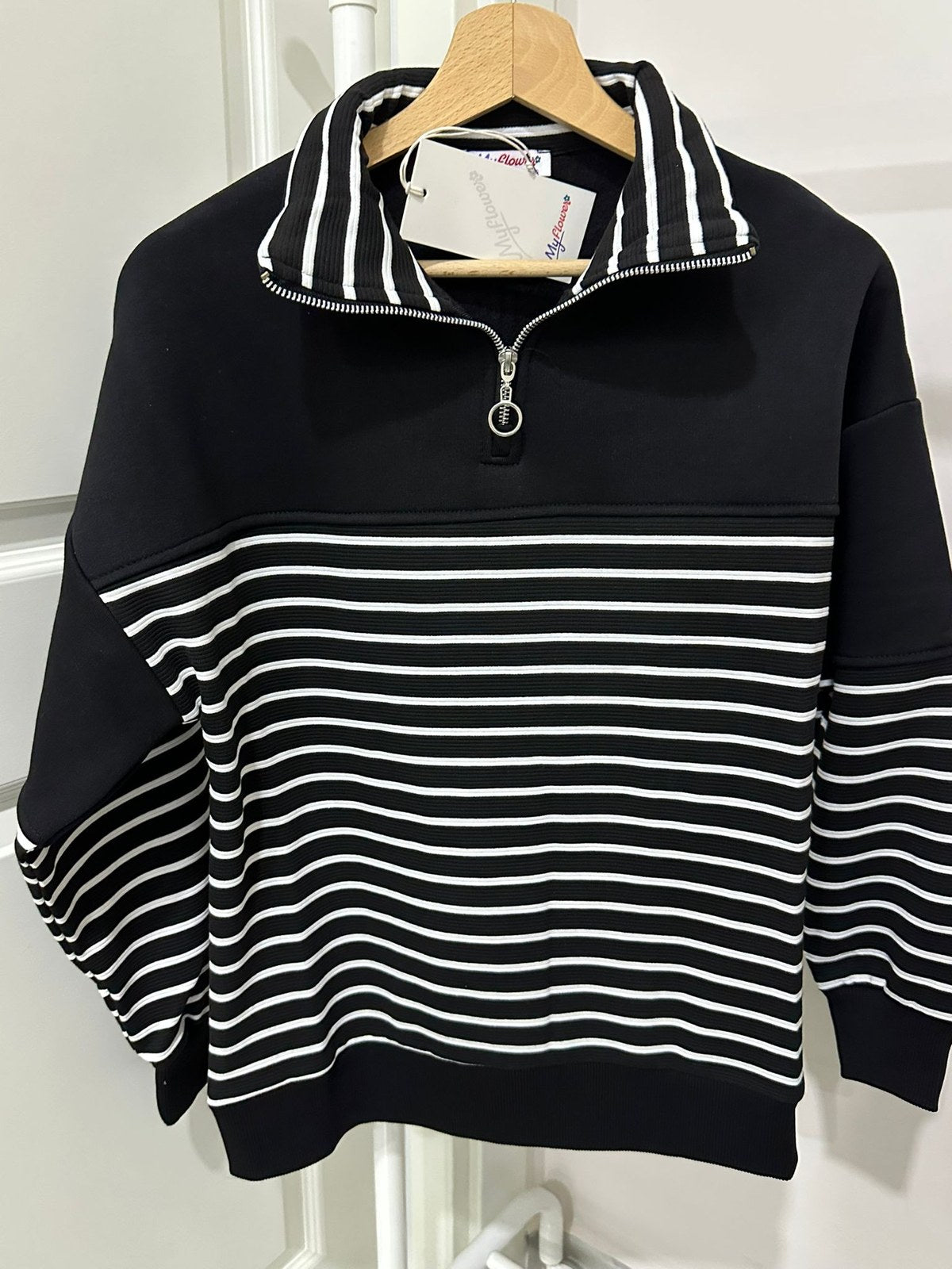 Siyah Çizgili Yarım Fermuarlı Sweatshirt