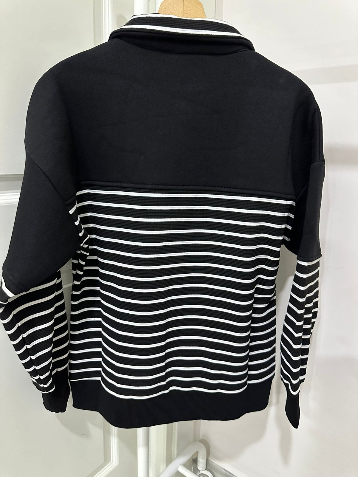 Siyah Çizgili Yarım Fermuarlı Sweatshirt