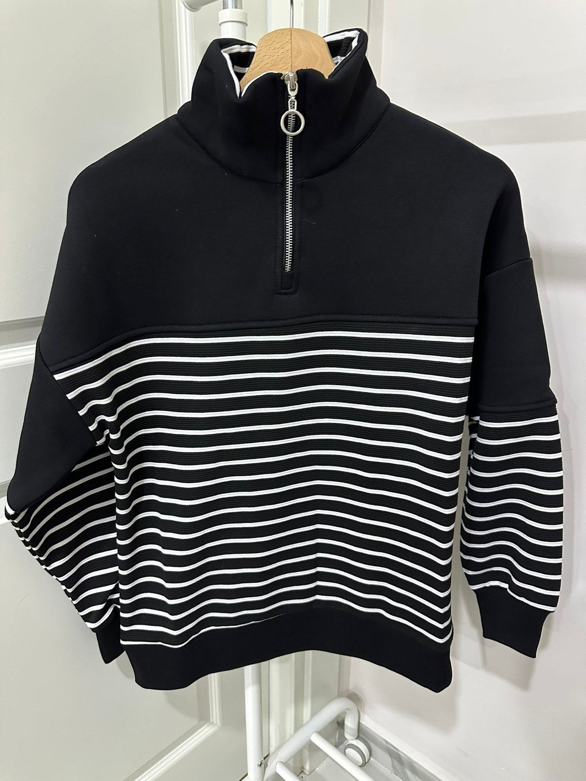 Siyah Çizgili Yarım Fermuarlı Sweatshirt